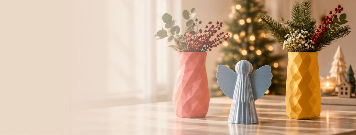 Weihnachtlich dekorierter Tisch mit Engeln, bunten Vasen und Lichterkette